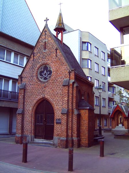 File:Fisherman chapel knokke.jpg