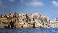 Coastal volcanic rocks. Source: https://www.repubblica.it/viaggi/2015/12/04/news/scoprire_campi_flegrei_napoli_campania-128801959/