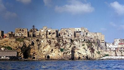 Coastal volcanic rocks. Source: https://www.repubblica.it/viaggi/2015/12/04/news/scoprire_campi_flegrei_napoli_campania-128801959/